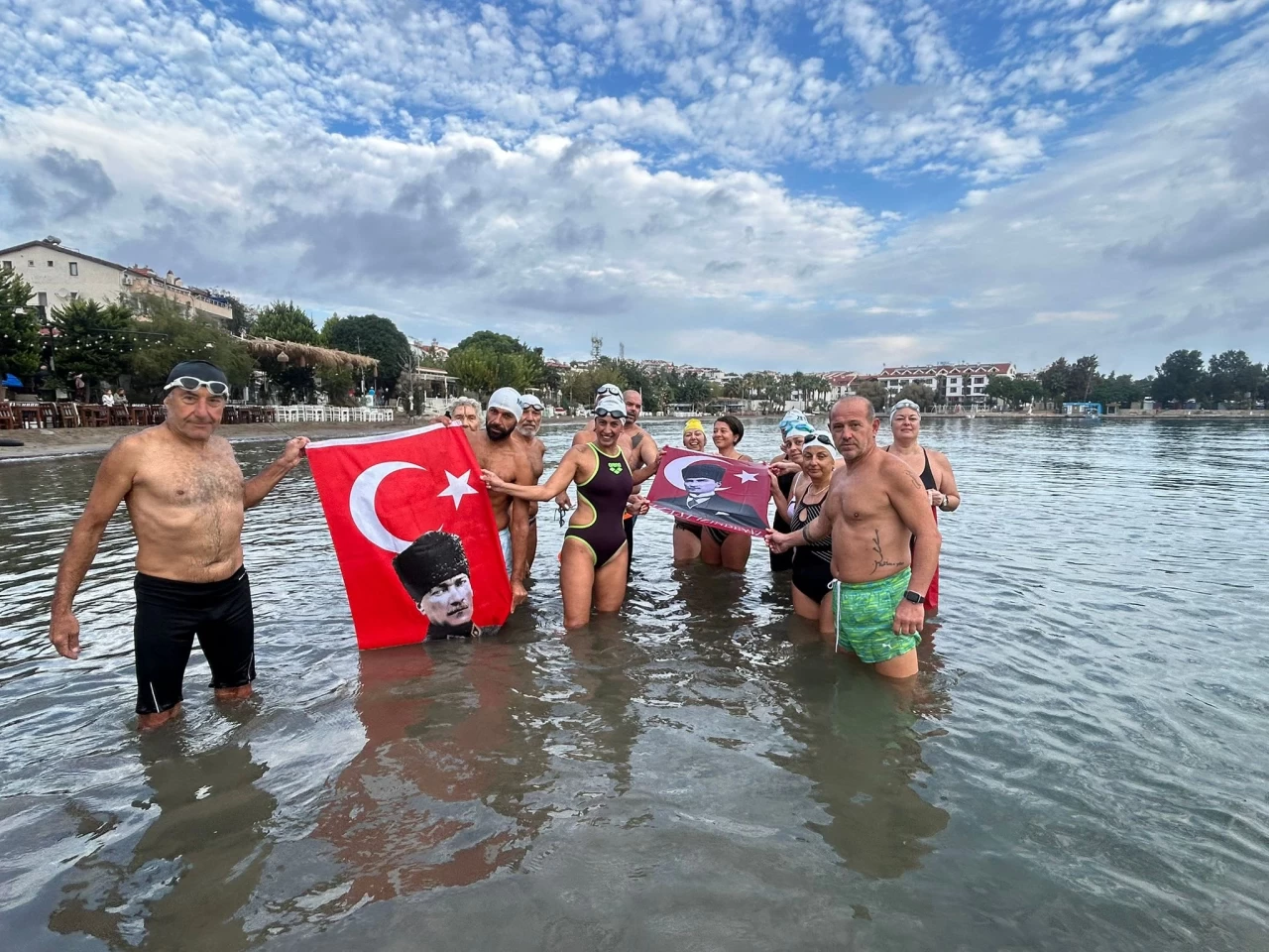 1o Kasım'da Kulaçlar Atatürk İçin Atıldı