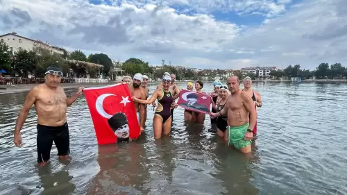 1o Kasım'da Kulaçlar Atatürk İçin Atıldı